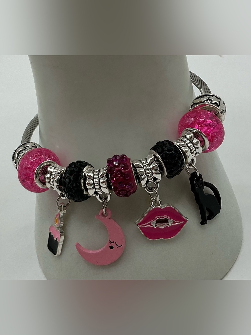 PINK AND BLACK WITCHY HALLOWEEN HANDMADE BEAD AND CHARM BANGLE BRACELET